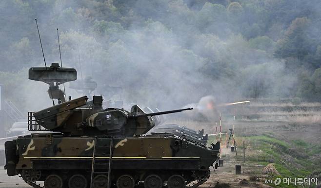 육군이 지난 5월2일 강원도 고성 해안 일대에서 대공 실사격 훈련을 실시하고 있는 모습. 사진은 육군 제2기갑여단 비호복합이 표적기를 향해 30㎜ 대공포를 발사하고 있다. / 사진=육군