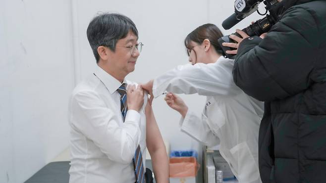 임승관 질병관리청장이 2일 인플루엔자 예방을 위한 백신을 접종하고 있다./사진= 질병청