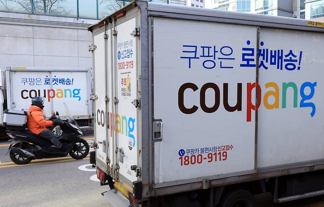 국내 최대 이커머스 업체 쿠팡에서 역대 최대 규모인 약 3370만 개의 고객 계정 정보 유출 사고가 발생했다. 이번 유출에는 이름·전화번호·배송지 등 신상정보가 포함된 것으로 알려져 소비자들 사이에서 2차 피해 우려도 확산하고 있다. 사진은 2일 서울 한 쿠팡 물류센터 앞에 쿠팡카(쿠팡 배송트럭)들이 주차돼 있는 모습. /사진=뉴스1.