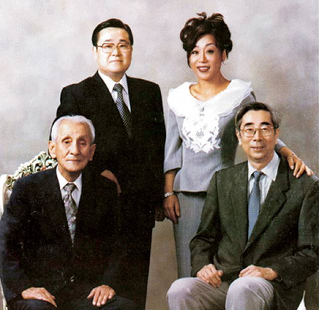 1998년 초가을 필자(뒷줄 왼쪽)가 양아버지인 저우하이잉(앞줄 오른쪽), 성악가 조수미(뒷줄 오른쪽)와 기념사진을 찍었다.  이공가 제공