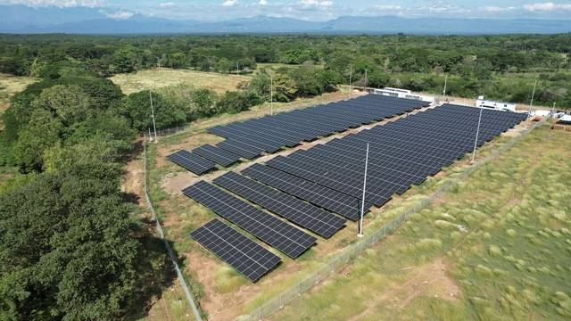한국산업기술진흥원(KIAT)이 콜롬비아 라과히라 주 폰도레스 지역에 구축해 현지 기관에 이양한 태양광 발전 설비 전경.  한국산업기술진흥원 제공