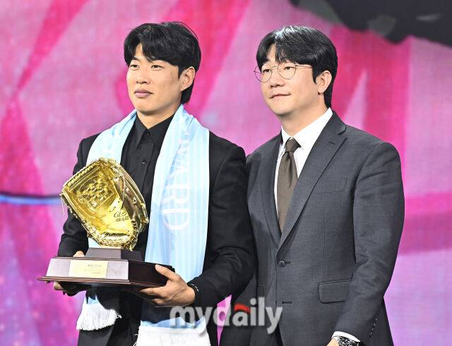 키움 송성문이 1일 오전 서울 광장동 비스타 워커힐 서울에서 진행된 '2025 리얼글러브 어워드(REAL GLOVE AWARD)'에서 올해의 선수상을 수상한뒤 프로야구선수협회 양현종 회장과 포즈를 취하고 있다. 리얼글러브 어워드는 한국 프로야구 선수들이 직접 투표를 통해 동료 선수들의 활약을 평가하고 각 포지션별 최고의 선수를 선정하는 국내 유일의 선수 주도형 시상식으로, 선수들 스스로 한 해 동안 가장 뛰어난 활약을 펼친 동료를 평가하고 인정하는 자리다./광진 = 송일섭 기자