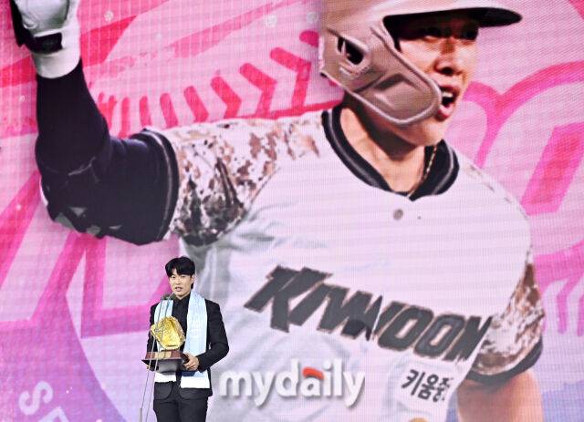 키움 송성문이 1일 오전 서울 광장동 비스타 워커힐 서울에서 진행된 '2025 리얼글러브 어워드(REAL GLOVE AWARD)'에서 올해의 선수상을 수상하고 있다. 리얼글러브 어워드는 한국 프로야구 선수들이 직접 투표를 통해 동료 선수들의 활약을 평가하고 각 포지션별 최고의 선수를 선정하는 국내 유일의 선수 주도형 시상식으로, 선수들 스스로 한 해 동안 가장 뛰어난 활약을 펼친 동료를 평가하고 인정하는 자리다./광진 = 송일섭 기자