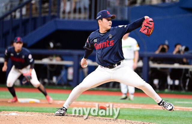 2025년 7월 23일 오후 서울 고척스카이돔에서 열린 '2025 신한 SOL뱅크 KBO 리그' 롯데 자이언츠와 키움 히어로즈의 경기. 롯데 최준용이 8회말 구원등판해 역투하고 있다./마이데일리