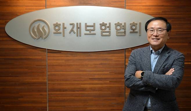 강영구 한국화재보험협회 이사장이 지난 25일 오후 서울 여의도 본사에서 헤럴드경제와 인터뷰에 앞서 자세를 취하고 있다. 이상섭 기자