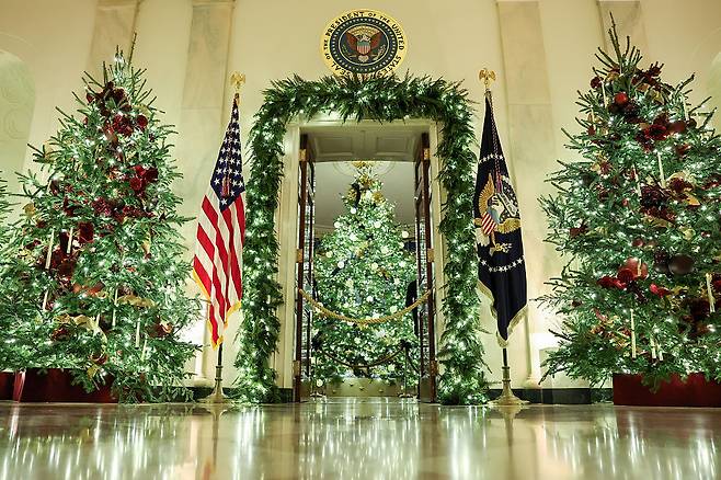 미국 워싱턴DC 백악관 크로스홀에 장식된 크리스마스 트리 [게티이미지]