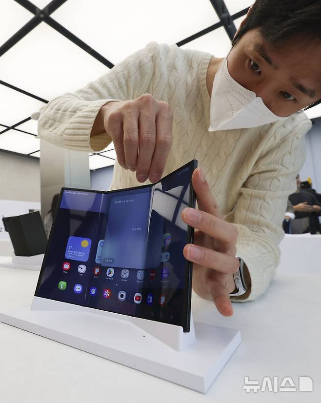 [서울=뉴시스] 김근수 기자 = 2일 서울 서초구 삼성 강남에서 진행된 갤럭시 Z 트라이폴드 미디어공개 행사에서  3단 폴더블 스마트폰 ‘갤럭시 Z 트라이폴드(Galaxy Z TriFold)’가 진열돼 있다. ‘갤럭시 Z 트라이폴드’는 펼치면 253mm(10형)의 대화면을 접으면 ‘갤럭시 Z 폴드7’과 같은 164.8mm(6.5형)의 휴대성 높은 바(Bar) 타입 화면을 지원해 사용자가 다양한 상황에 맞춰 유연하게 사용할 수 있다. 2025.12.02. ks@newsis.com