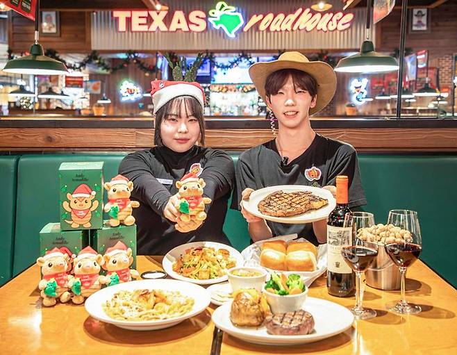 [서울=뉴시스] 2일 오전 현대백화점 판교점에 있는 '텍사스 로드하우스' 매장에서 직원들이 '크리스마스 커플 세트'를 선보이고 있다. (사진=현대그린푸드 제공) 2025.12.02. photo@newsis.com *재판매 및 DB 금지