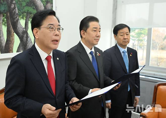 [서울=뉴시스] 조성봉 기자 = 송언석 국민의힘 원내대표(왼쪽부터), 김병기 더불어민주당 원내대표, 구윤철 부총리 겸 기획재정부 장관이 2일 서울 여의도 국회에서 2026년도 예산안 처리를 위한 합의문을 발표하고 있다.(공동취재) 2025.12.02. photo@newsis.com