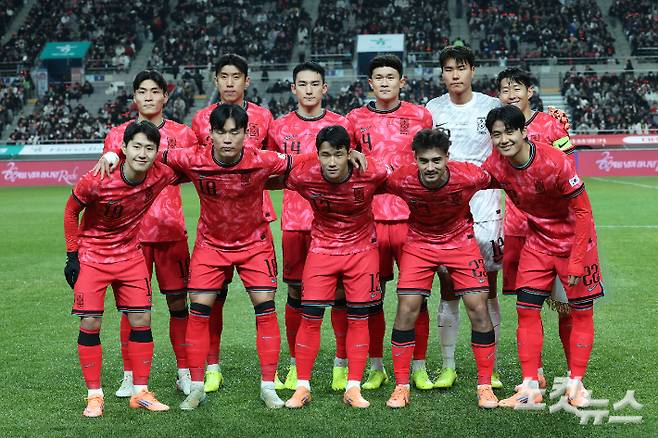 18일 서울 상암동 서울월드컵경기장에서 열린 축구 국가대표팀 친선경기 대한민국과 가나의 경기에서 대한민국 축구대표팀 선수들이 기념촬영을 하고 있다. 류영주 기자