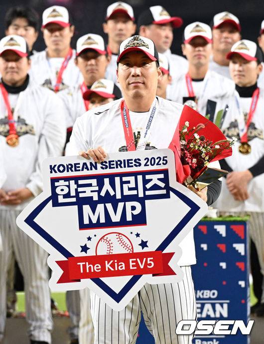 [OSEN=대전, 이대선 기자] 이변은 없었다. 2025시즌 우승팀은 무적 LG 트윈스다. 프로야구 LG 트윈스는 31일 대전 한화생명볼파크에서 열린 2025 신한 SOL뱅크 KBO 한국시리즈(7전 4선승제) 한화 이글스와의 5차전에서 4-1로 승리했다.정규시즌 1위 LG는 시리즈 전적 4승 1패로 통합우승 금자탑을 쌓았다. LG의 통합우승은 1990년, 1994년, 2023년에 이은 통산 4번째로, 염경엽 감독은 2023년 부임 후 3년 사이 팀을 두 차례나 정상에 올려놓는 위대한 업적을 달성했다. 2023년 1위, 2024년 3위, 2025년 1위로 KBO리그에 트윈스 왕조 시대를 활짝 열었다. 반면 2위 한화는 플레이오프를 거쳐 2006년 이후 19년 만에 한국시리즈 무대를 밟았지만, LG의 벽을 넘지 못하며 1999년 이후 26년 만에 통산 두 번째 우승이 무산됐다. MVP를 수상한 LG 김현수가 기념촬영을 하고 있다. 2025.10.31 /sunday@osen.co.kr