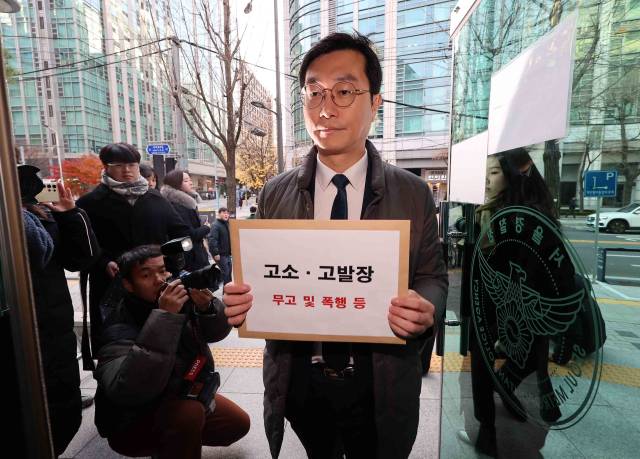 ▲더불어민주당 장경태 의원이 2일 자신을 성추행 의혹으로 고발한 고소인을 무고 및 폭행 등으로 고소·고발하기 위해 서울경찰청 민원실을 방문하고 있다. ⓒ연합뉴스