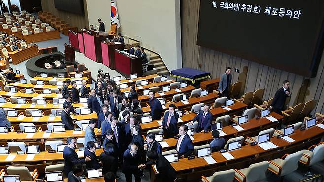 계엄 해제 의결을 방해한 혐의로 구속영장이 청구된 국민의힘 추경호 의원이 지난달 27일 국회 본회의서 자신의 체포동의안 표결에 앞서 신상발언을 한 뒤 퇴장하고 있다.