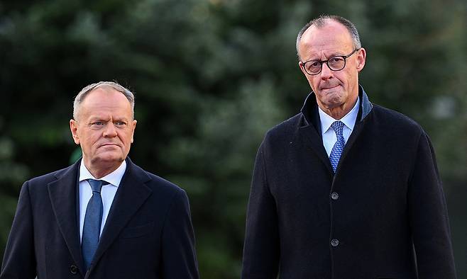 1일(현지시간) 베를린에서 만난 도날트 투스크 폴란드 총리(왼쪽)와 프리드리히 메르츠 독일 총리가 정상회담 개시에 앞서 심각한 표정을 짓고 있다. 로이터연합뉴스