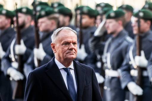 1일(현지시간) 베를린을 방문한 도날트 투스크 폴란드 총리가 굳은 얼굴로 독일군 의장대를 사열하고 있다. EPA연합뉴스