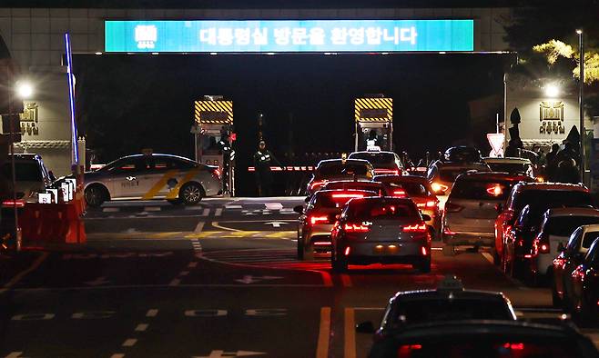 윤석열 당시 대통령이 비상계엄령을 선포했다가 해제했던&nbsp;지난 2024년 12월 4일 새벽 서울 용산 대통령실 앞에 있었던 바리케이드가 제거되어 있다.&nbsp;세계일보 자료사진