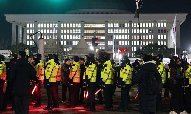 윤석열 당시 대통령이 비상계엄령을 선포한 직후인 지난 2024년 12월 4일 새벽 국회가 계엄 해제 요구안을 가결한 뒤 경찰이 국회의사당 앞에서 대기하고 있다.&nbsp;세계일보 자료사진