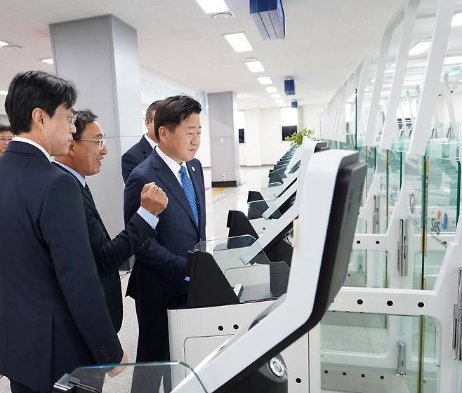 오영훈 제주도지사가 2일 서귀포시 강정항&nbsp;크루즈터미널에서 출입국 무인 자동심사대 도입을 기념하는 행사를 열고 심사 과정을 시연하고&nbsp;있다.&nbsp;제주도 제공