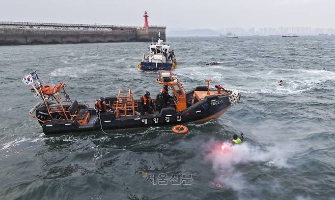 인천 해양경찰서 경비구조과 구조정이 바다 위 표류자를 구조하기 위해 이동하고 있다.