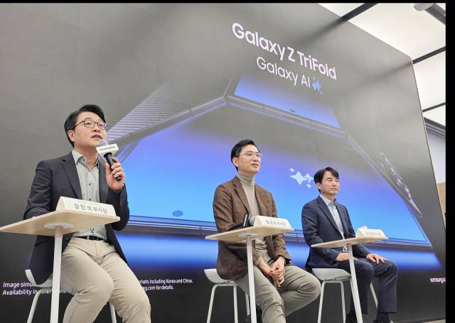 강민석(왼쪽부터) 삼성전자 MX사업부 스마트폰PP팀장(부사장), 임성택 한국총괄장(부사장), 김성은 MX사업부 스마트폰개발2팀장(부사장)이 2일 삼성전자 플래그십 스토어인 삼성 강남에서 열린 갤럭시 Z트라이폴드 공개 기자 간담회에서 질문에 답하고 있다. 사진제공=삼성전자