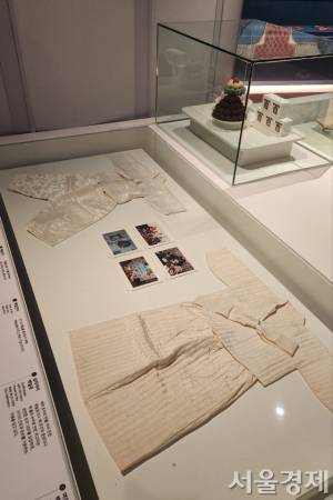 100조각의 천을 이어 만든 남녀 아기들의 백일옷. 최수문기자