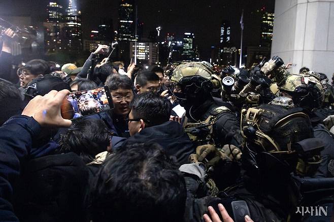 2024년 12월4일 국회의사당에 무장한 계엄군이 진입하고 있다. ⓒ시사IN 박미소