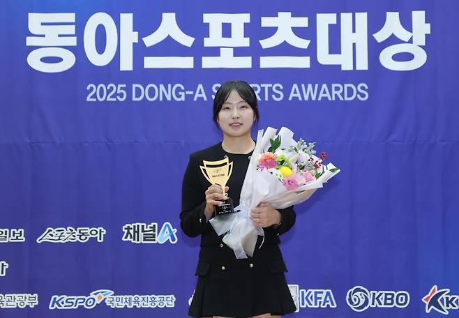 유현조가 2일 동아스포츠대상 여자골프 올해의 선수상을 수상한 뒤 포즈를 취하고 있다.