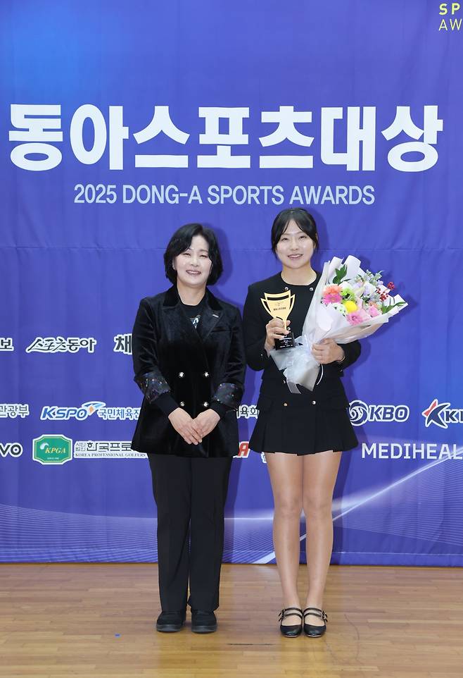 유현조(오른쪽)이 시상자로 나선 김순희 KLPGA 수석 부회장과 기념 촬영을 하고 있다.