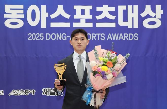 울산 이동경이 2일 서울 성북구 고려대 백주년기념삼성관에서 열린 ‘2025 동아스포츠대상’ 시상식에서 프로축구 부문 올해의 선수상을 받은 뒤 트로피와 꽃다발을 들고 기념촬영을 하고 있다. 이한석 기자