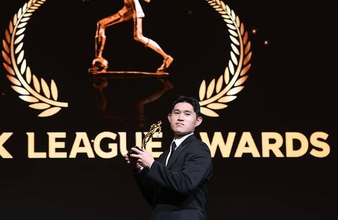 울산 HD 이동경이 1일 서울 서대문구 스위스그랜드호텔에서 열린 K리그 2025 대상 시상식에서 K리그1 MVP 트로피를 들고 기념촬영을 하고 있다. 연합뉴스