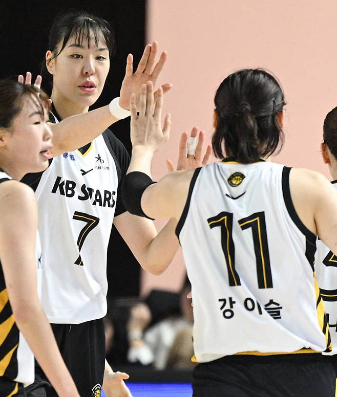 청주 KB 박지수(왼쪽)가 지난달 19일 용인실내체육관에서 열린 2025-2026 여자프로농구 삼성생명전전에서 팀 동료 강이슬과 하이 파이브를 하고 있다. WKBL 제공