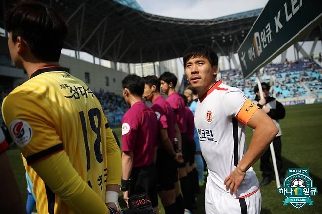 2019년 제주 유나이티드의 주장으로 활약했던 시절의 박진포 효동중 감독 | 프로축구연맹 제공