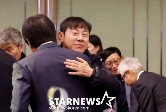 신태용(가운데) 감독이 황선홍 감독과 포옹하고 있다. /사진=강영조 선임 기자