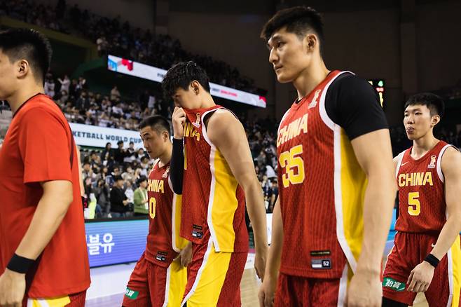 중국 국가대표팀이 1일 강원도 원주의 원주DB프로미아레나에서 열린 2027 FIBA 농구 월드컵 아시아 예선 1라운드 B조 2차전에서 한국에 패배한 뒤 코트를 떠나고 있다. /사진=FIBA 공식 홈페이지 갈무리