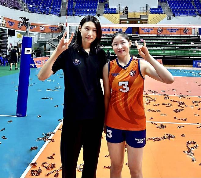 '신인감독 김연경'서 김연경 감독과 함께한 인쿠시(오른쪽) [인쿠시 인스타그램 캡처. 재판매 및 DB 금지]