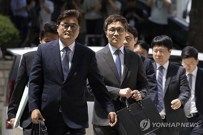 영장실질심사 출석하는 박억수 특검보 (서울=연합뉴스) 12·3 비상계엄 관련 내란·외환 사건을 수사하는 조은석 내란 특별검사팀 박억수 특검보가 9일 서울 서초구 서울중앙지법에서 열린 영장실질심사에 출석하고 있다. 2025.7.9 [사진공동취재단] photo@yna.co.kr