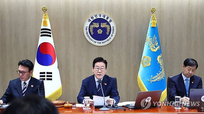 이재명 대통령, 국무회의 주재 (서울=연합뉴스) 김도훈 기자 = 이재명 대통령이 2일 용산 대통령실에서 국무회의를 주재하고 있다. 2025.12.2 superdoo82@yna.co.kr