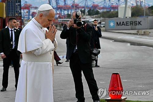 베이루트 항구 폭발 현장에서 기도하는 교황 레오 14세 [AFP 연합뉴스 재판매 및 DB 금지]