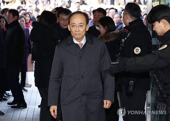 서울중앙지방법원 출석하는 추경호 의원 (서울=연합뉴스) 최재구 기자 = 국민의힘 추경호 의원이 2일 서울 서초구 서울중앙지방법원에서 열린 구속 전 피의자 심문(영장실질심사)에 출석하고 있다. 
    추 의원은 12·3 비상계엄 당시 국민의힘 원내대표 지위를 이용해 의원들의 계엄 해제 표결 참여를 방해한 혐의를 받는다. 2025.12.2 [공동취재] jjaeck9@yna.co.kr