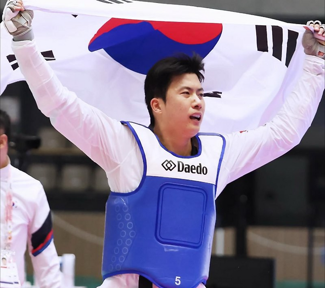 지난달 24일 일본 도쿄 나카노 종합체육관에서 열린 2025 도쿄 하계 데플림픽 태권도 남자부 겨루기 80㎏ 이상급서 우승한 이학성이 태극기를 들고 기뻐하고 있다. 사진=본인제공