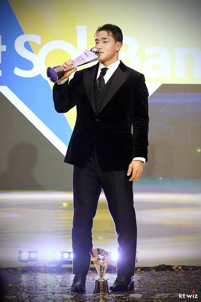 프로야구 kt 위즈의 안현민이 4일 열리는 '스포츠서울 올해의 상' 시상식에서 세번째 수상에 도전한다. 사진은 지난 달 24일 열린 KBO 시상식에서 신인상을 수상한 안현민의 모습.