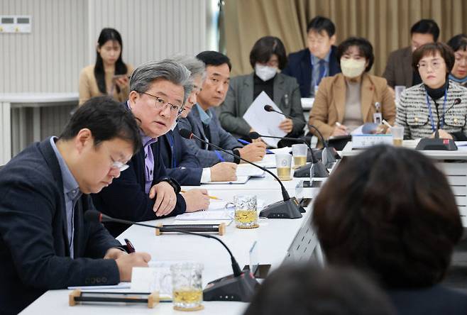 정용래 유성구청장이 3일 오전 확대간부회의를 주재하고 있다. (사진= 대전 유성구)
