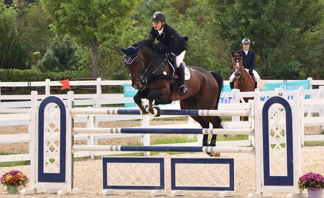 제106회 전국체육대회 승마에 출전한 전북 선수가 장애물을 넘고 있다. 전북자치도승마협회 제공