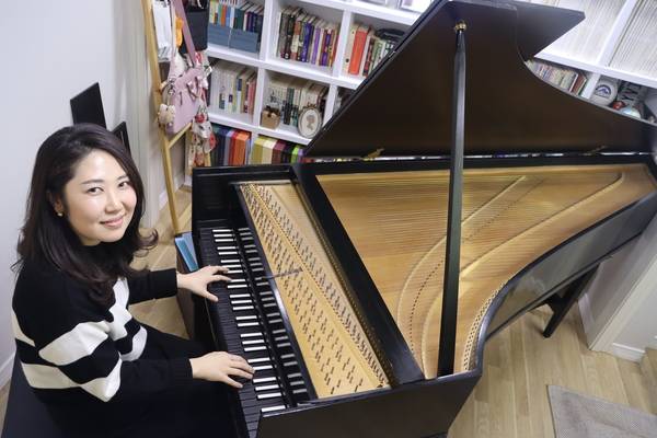 김미정 피아노 연주자가 자신의 하프시코드를 보여주고 있다. /주성희 기자