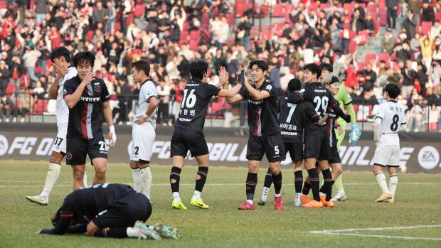 30일 오후 경기 부천시 부천종합운동장에서 열린 하나은행 프로축구 K리그2 플레이오프(PO) 부천FC와 성남FC의 경기에서 0대0으로 무승부로 승강 플레이오프에 진출한 부천 선수들이 기뻐하고 있다. 뉴스1