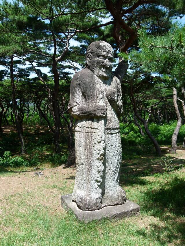 흥덕왕릉 전면에 서 있는 아랍인상.