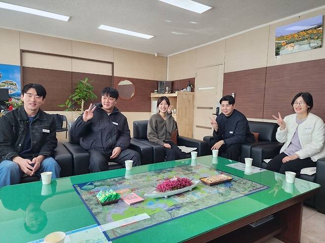 예천군 호명읍행정복지센터 김대호, 권민혁, 박소정, 진승희, 윤정화(사진 왼쪽부터) 주무관이 호명읍장실에서 손가락으로 V자를 그려보이며 즐거워하고 있다. <장석원기자 history@yeongnam.com>