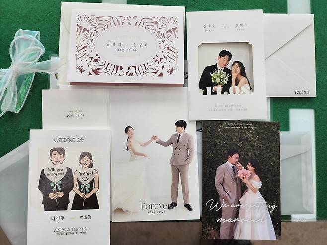 김진모 예천군 호명읍장이 5명의 직원들로부터 받은 청첩장.  <장석원기자 history@yeongnam.com>