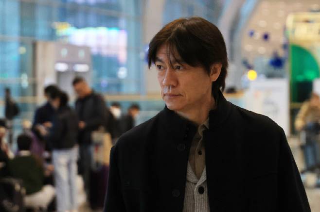 홍명보 축구국가대표팀 감독이 3일 인천국제공항에서 북중미월드컵 조 추첨이 진행되는 미국 워싱턴으로 출국하고 있다. 사진=연합뉴스