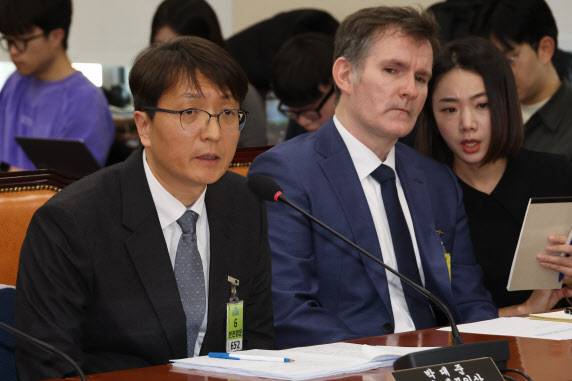 3일 국회 정무위원회에서 열린 쿠팡 개인정보 유출 사태 관련 현안질의에서 박대준 쿠팡 대표이사가 위원 질의에 답하고 있다. 오른쪽은 브랫 매티스 쿠팡 최고 정보 보호 책임자(CISO)(사진=연합뉴스)